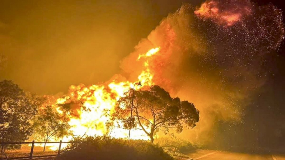 Außer Kontrolle geratener Brand bei Perth