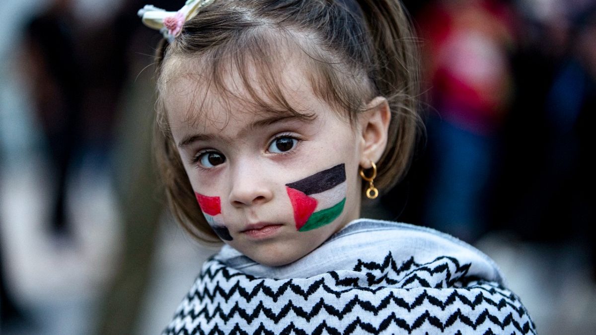 طفلة عراقية تنظر خلال مظاهرة تضامنية مع الشعب الفلسطيني في قطاع غزة، في مدينة البصرة جنوب العراق. 2023/10/20