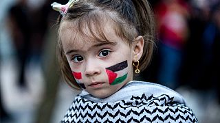 طفلة عراقية تنظر خلال مظاهرة تضامنية مع الشعب الفلسطيني في قطاع غزة، في مدينة البصرة جنوب العراق. 2023/10/20