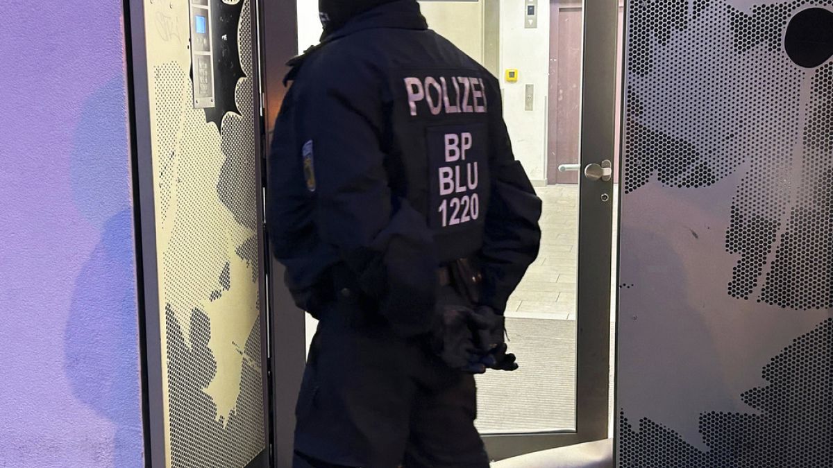 ضابط شرطة يقف أمام مبنى أثناء مداهمة في برلين- 23 نوفمبر 2023. 