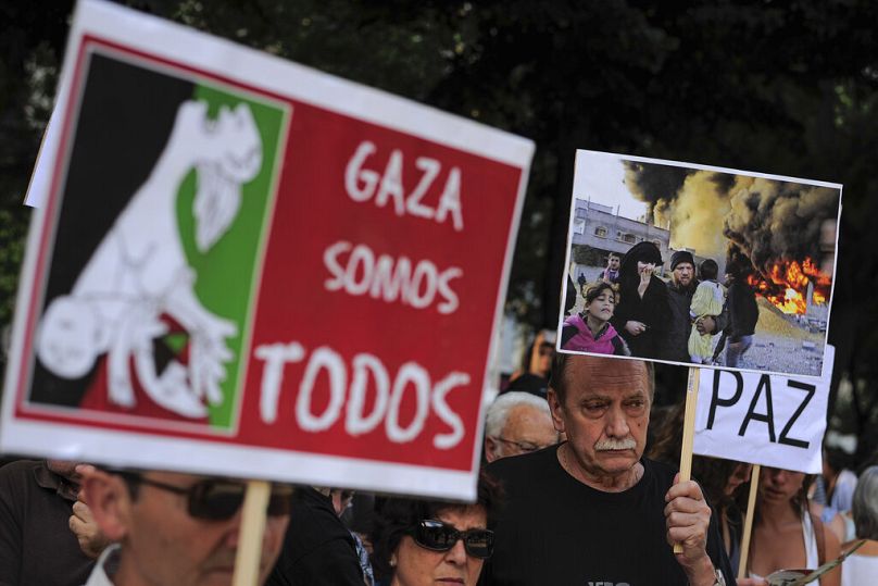 Des personnes affichent des banderoles sur lesquelles on peut lire ''Gaza nous sommes tous'' et ''Paix'', lors d'une manifestation contre l'offensive israélienne sur Gaza