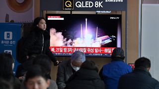 Una pantalla de televisión muestra imágenes del lanzamiento del satélite espía de Corea del Norte que ha entrado en órbita.