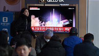 Запуск северокорейского спутника показывают на вокзале Сеула.