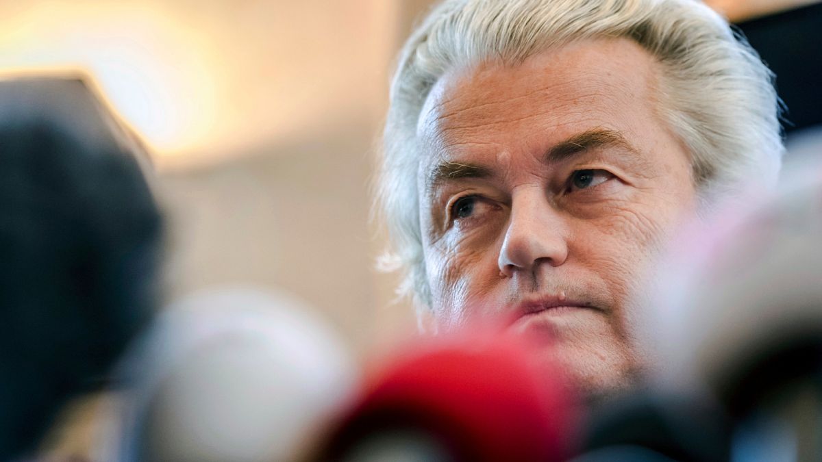 ARQUIVO: Na foto de arquivo de sexta-feira, 3 de novembro de 2017, o líder da extrema-direita holandesa, Geert Wilders, fala à imprensa no parlamento federal belga em Bruxelas.