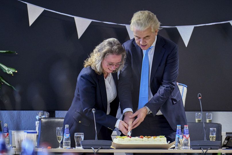 Le chef du "Parti de la liberté", Geert Wilders, coupe un gâteau avec Fleur Agema à La Haye, le 23 novembre 2023