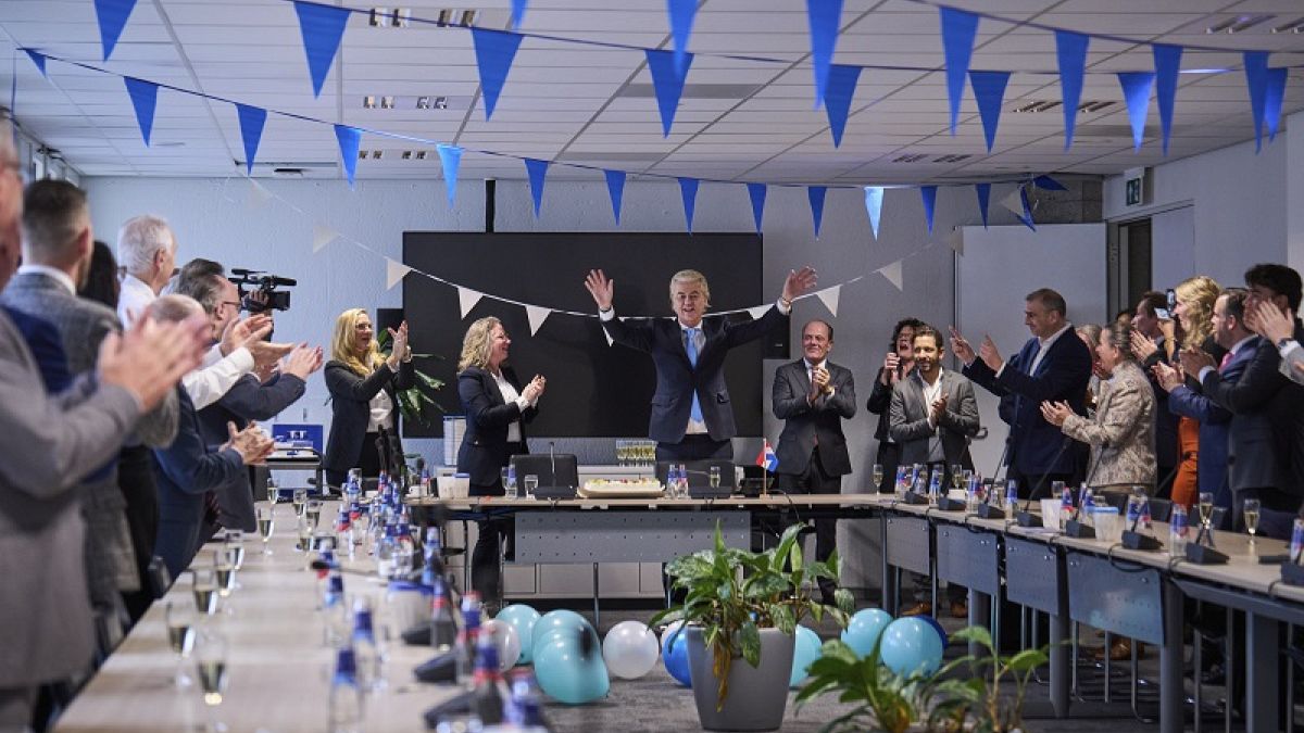 Лидер крайне правой Партии свободы Герт Вилдерс празднует победу на выборах в Нидерландах 