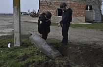عمال طوارئ يفحصون قنبلة جوية روسية غير منفجرة من طراز FAB-500 في بلدة بريوبرازينكا، منطقة زابوريزهيا، أوكرانيا، 23 مارس، 2023.