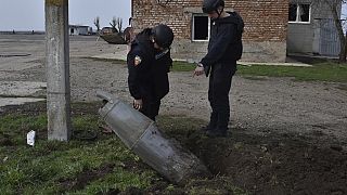 عمال طوارئ يفحصون قنبلة جوية روسية غير منفجرة من طراز FAB-500 في بلدة بريوبرازينكا، منطقة زابوريزهيا، أوكرانيا، 23 مارس، 2023.