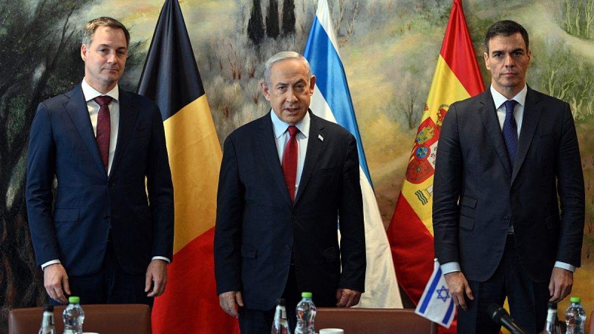 Primeiros-ministros belga e espanhol ladeados pelo seu homólogo israelita