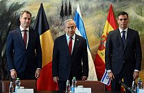 El primer ministro israelí, Benjamin Netanyahu (c), posa con su homóloga belga, Alexander De Croo (izqda.), y con el presidente del Gobierno español, Pedro Sánchez (dcha.)