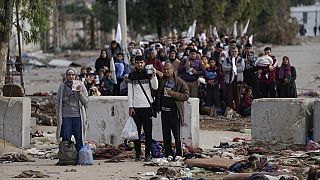 فلسطينيون يفرون إلى جنوب قطاع غزة، على مشارف مدينة غزة، خلال القصف الإسرائيلي المستمر- 22 نوفمبر، 2023.