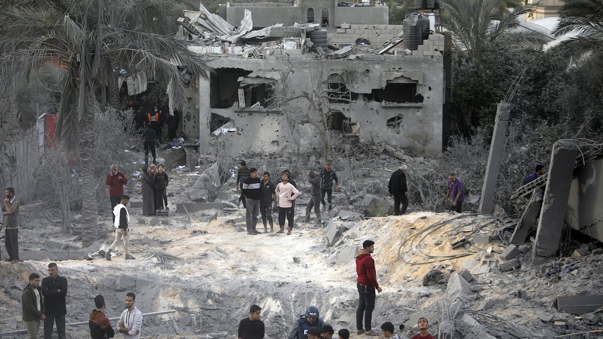 أثار للدمار بعد القصف الإسرائيلي على خانيونس في جنوب قطاع غزة