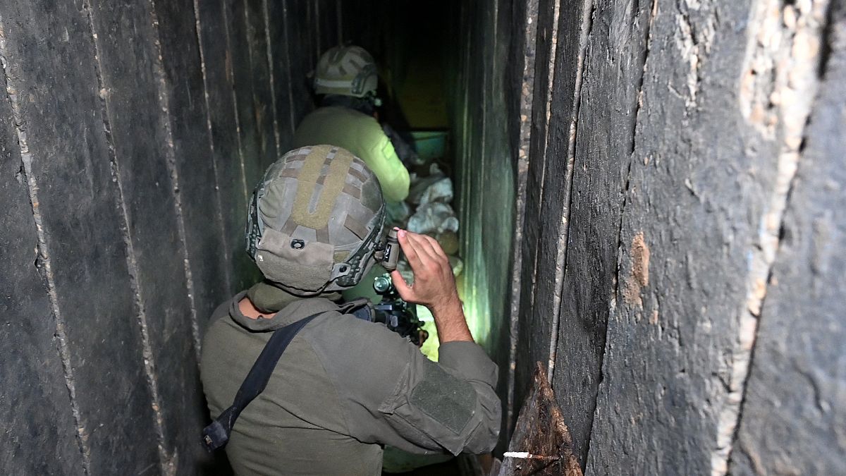 Un soldat israélien sous l'hôpital Al Shifa dans la ville de Gaza, au cours de l'opération terrestre de l'armée israélienne contre le groupe islamiste palestinien Hamas