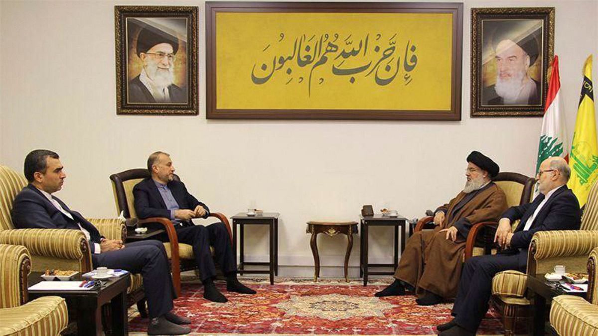 در تصویر منتشر شده توسط وزارت امور خارجه ایران، حسین امیرعبداللهیان، وزیر امور خارجه ایران، سمت چپ دوم، با سید حسن نصرالله، رهبر حزب الله لبنان، در سمت راست صحبت می‌کند