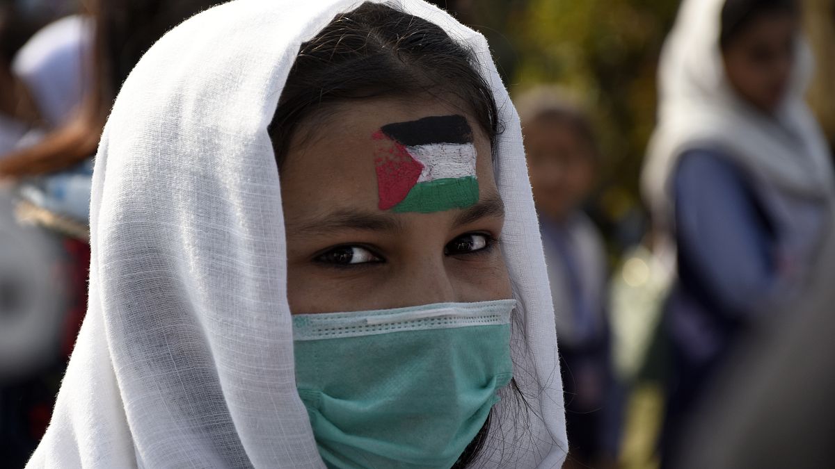 شابة صبغت على جبهتها علم فلسطين خلال مسيرة تضامنية مع غزة