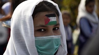 شابة صبغت على جبهتها علم فلسطين خلال مسيرة تضامنية مع غزة
