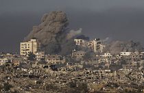 Fumo dopo un bombardamento israeliano nella Striscia di Gaza, visto dal sud di Israele, giovedì 23 novembre 2023.