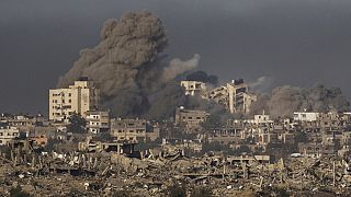 Fumo dopo un bombardamento israeliano nella Striscia di Gaza, visto dal sud di Israele, giovedì 23 novembre 2023.