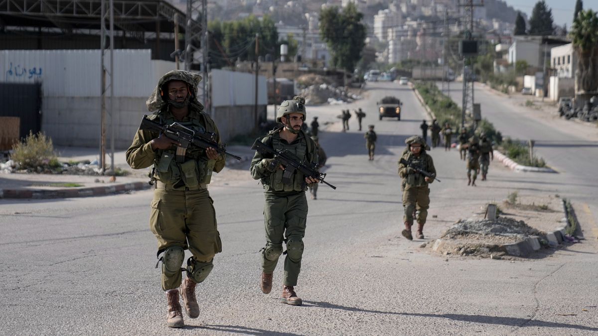 Des soldats israéliens sont vus à Balata, un camp de réfugiés palestiniens à Naplouse, en Cisjordanie, le jeudi 23 novembre 2023.