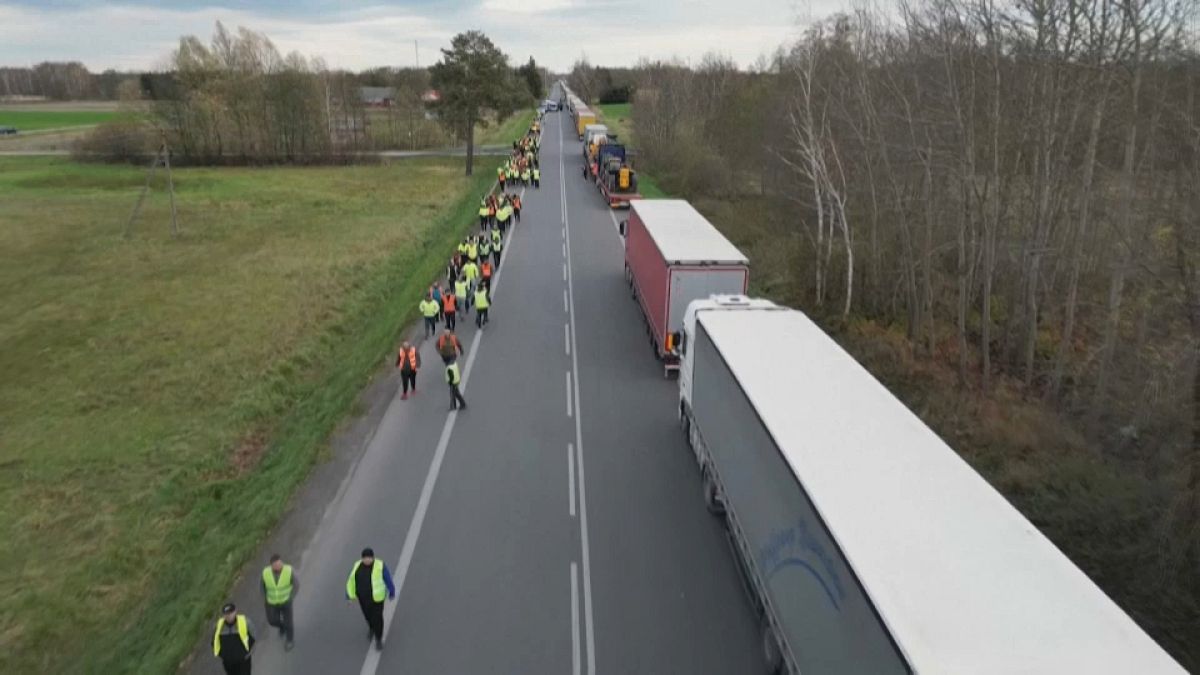 La protesta di camionisti e agricoltori polacchi al confine con l'Ucraina