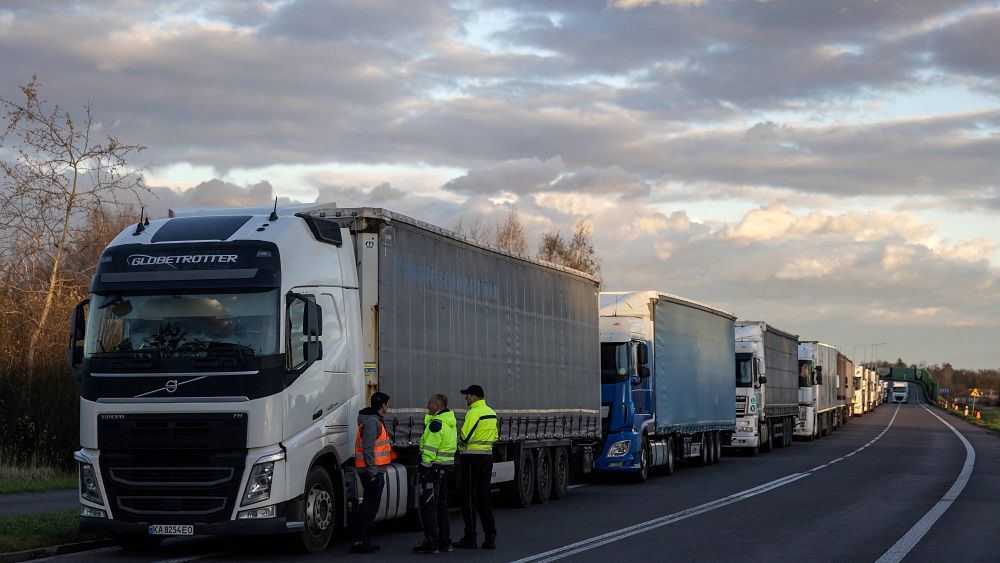 Πολωνία: Και αγρότες μαζί με τους φορτηγατζήδες στο μπλόκο των συνόρων με Ουκρανία