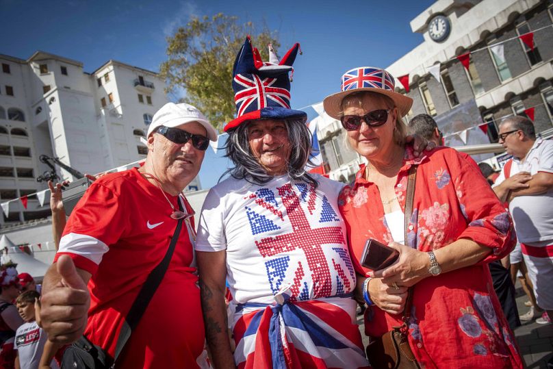 Menschen, die sich für die Feierlichkeiten zum Nationalfeiertag im britischen Territorium Gibraltar verkleidet haben, posieren am 10. September 2018 für die Kamera.