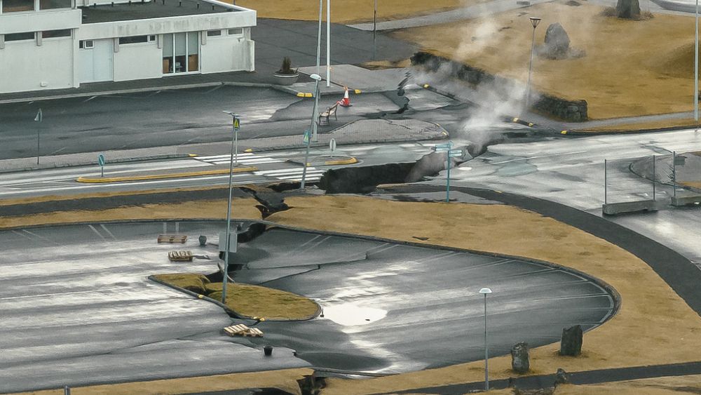 Исландия: Вулканично изригване отделя ли повече въглероден диоксид от човешката дейност?