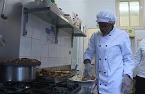 تعيد بلكيسو بناء حياتها من خلال الطهي في مطعم La Maison d'à côté، وهو مطعم اندماجي في تولوز مخصص للنساء ضحايا العنف.
