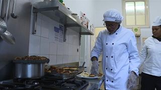 تعيد بلكيسو بناء حياتها من خلال الطهي في مطعم La Maison d'à côté، وهو مطعم اندماجي في تولوز مخصص للنساء ضحايا العنف.