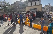 سكان غزة يقفون في طوابير لتأمين مياه صالحة للشرب