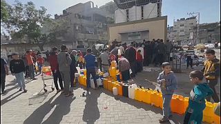 سكان غزة يقفون في طوابير لتأمين مياه صالحة للشرب