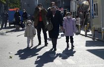 Maskierte Anwohner gehen an einem chinesischen Kinderkrankenhaus in Peking vorbei, Freitag, 24. November 2023.