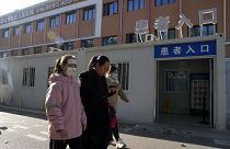 Жители Китая в масках у детской больницы