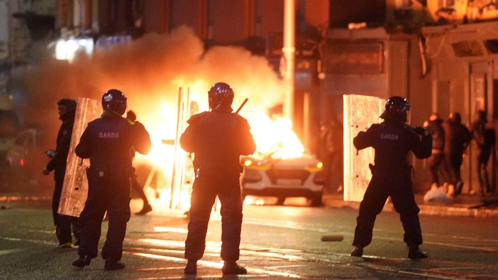 Палежи и насилие като крайнодесни мафиотски бунтове в Дъблин след инцидент с намушкане, обвинен за имиграцията