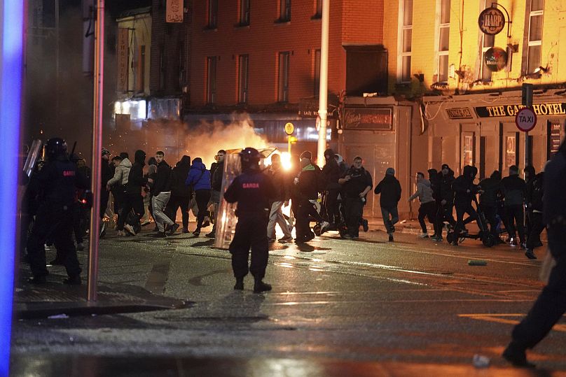 Irische Polizeibeamte versuchen, eine Demonstration im Stadtzentrum von Dublin aufzulösen, Donnerstag, 23. November 2023.