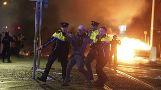Az ír rendőrök előállítanak egy gyújtogatót Dublinban