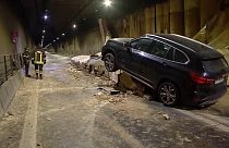 Автомобиль в обрушившемся туннеле в Пескаре