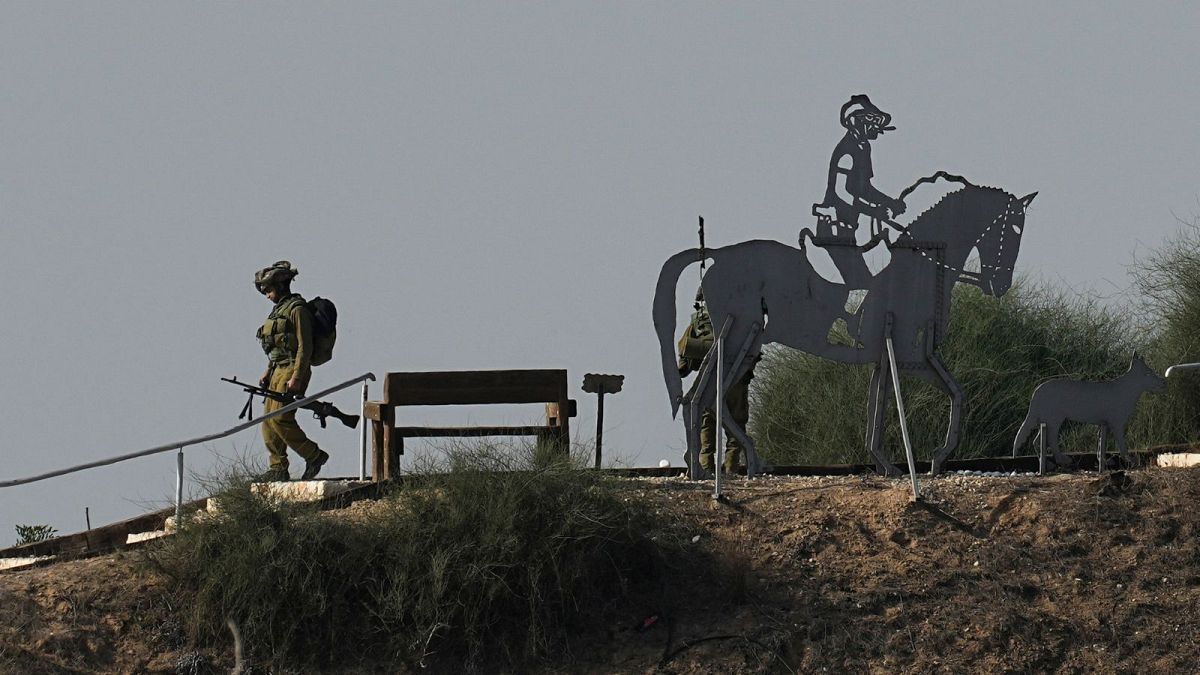 یک سرباز اسرائیلی در مرز با نوار غزه به تاریخ ۲۳ نوامبر ۲۰۲۳