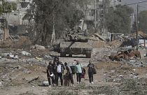 Palesztinok ezrei vonulnak vissza Gáza északi részére a tűzszünet idején