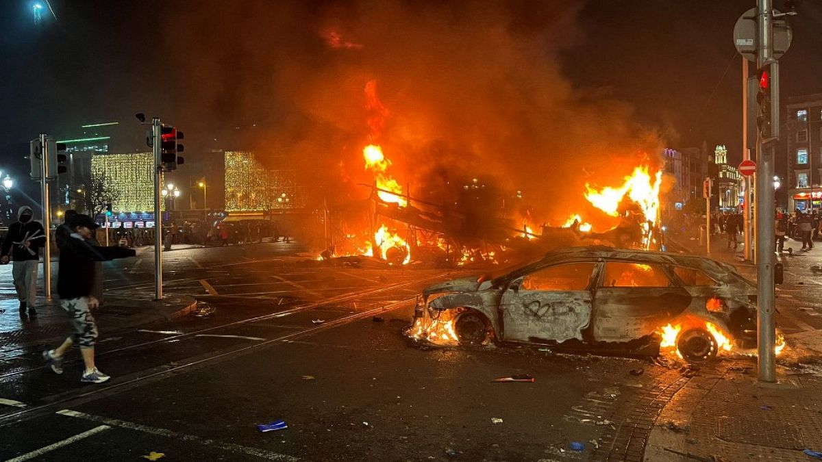 Dublin'de bıçaklı saldırı sonrası protestocular sokağa indi 