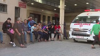 فلسطينييون ينتظرون أمام مستشفى ناصر في خان يونس- 24 نوفمبر 2023