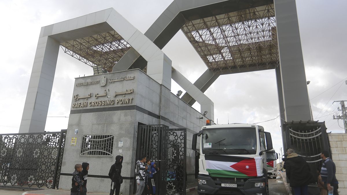 قافلة مساعدات إنسانية أردنية تدخل قطاع غزة قادمة من مصر في رفح
