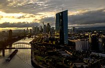 Die Sonne geht am 20. Oktober 2023 unter über den Gebäuden des Bankenviertels und der Europäischen Zentralbank in Frankfurt.