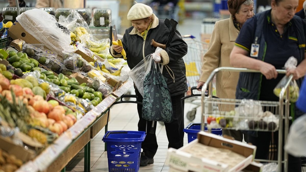Люди покупают фрукты в гипермаркете в Москве, Россия, 3 ноября 2023 года. 