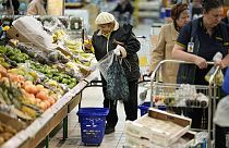 Люди покупают фрукты в гипермаркете в Москве, Россия, 3 ноября 2023 года. 