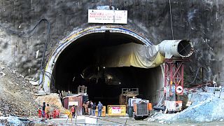 امدادگران در کنار تونل به تاریخ ۱۷ نوامبر ۲۰۲۳