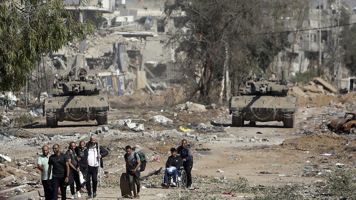 Палестинцы бегут со своим скарбом из Газы под прицелом израильских танков 
