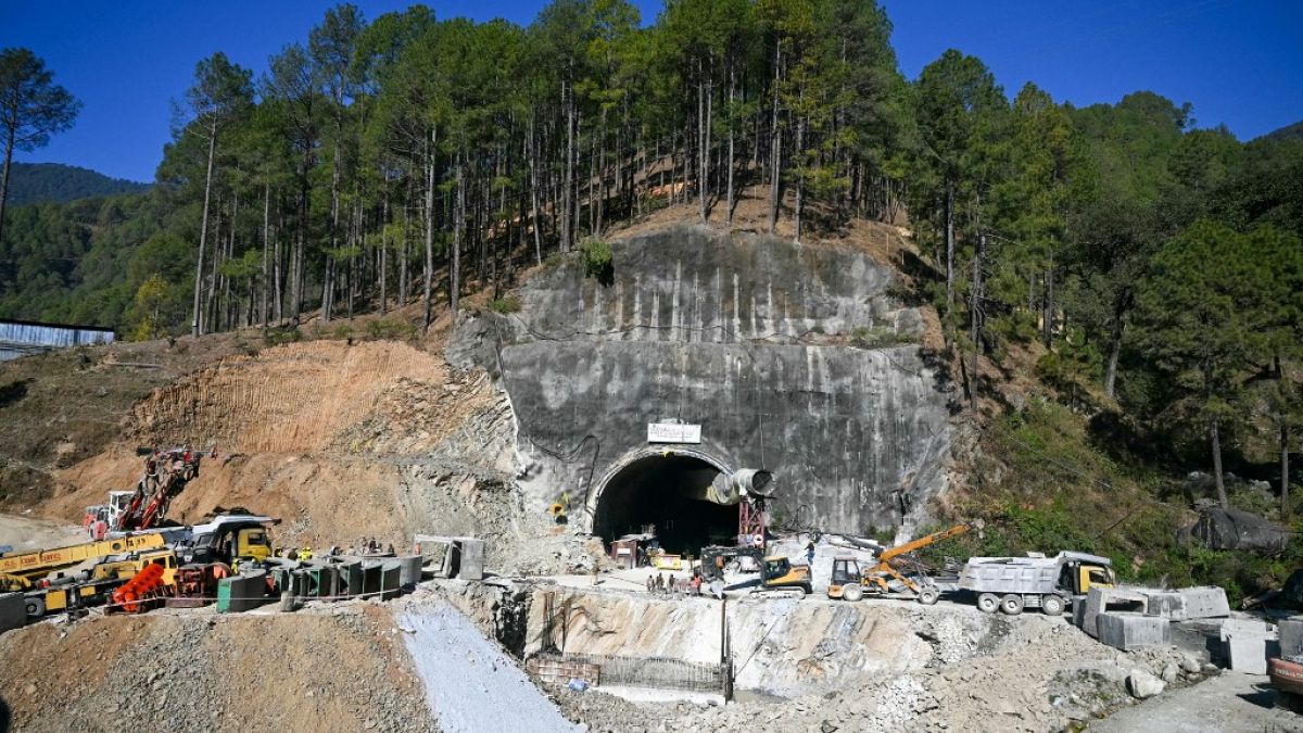 Hindistan'da çöken tünel inşaatı 