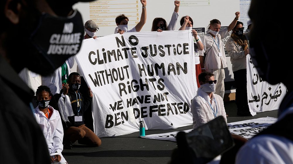 „Репресивна държава“: Активисти изразяват загриженост относно наблюдението и арестите на COP28