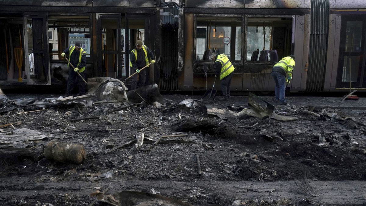 Οδοκαθαριστές επιχειρούν να αποκαταστήσουν την εικόνα του Δουβλίνου μετά τις ταραχές